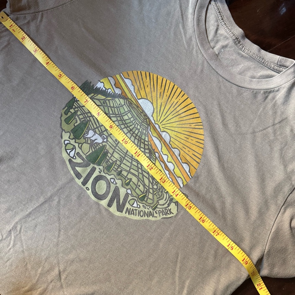 Wild Tribute Zion Canyon National Park Mountain Sun Gray Tan T-shirt Mens Medium - Picture 2 of 10